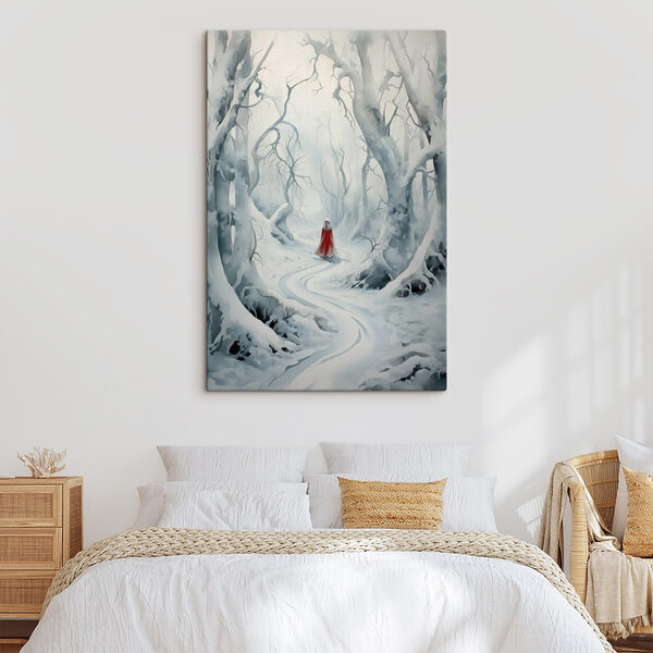 Personne vêtue d'une cape rouge marchant dans une forêt enneigée Personne vêtue d'une cape rouge marchant dans une forêt enneigée