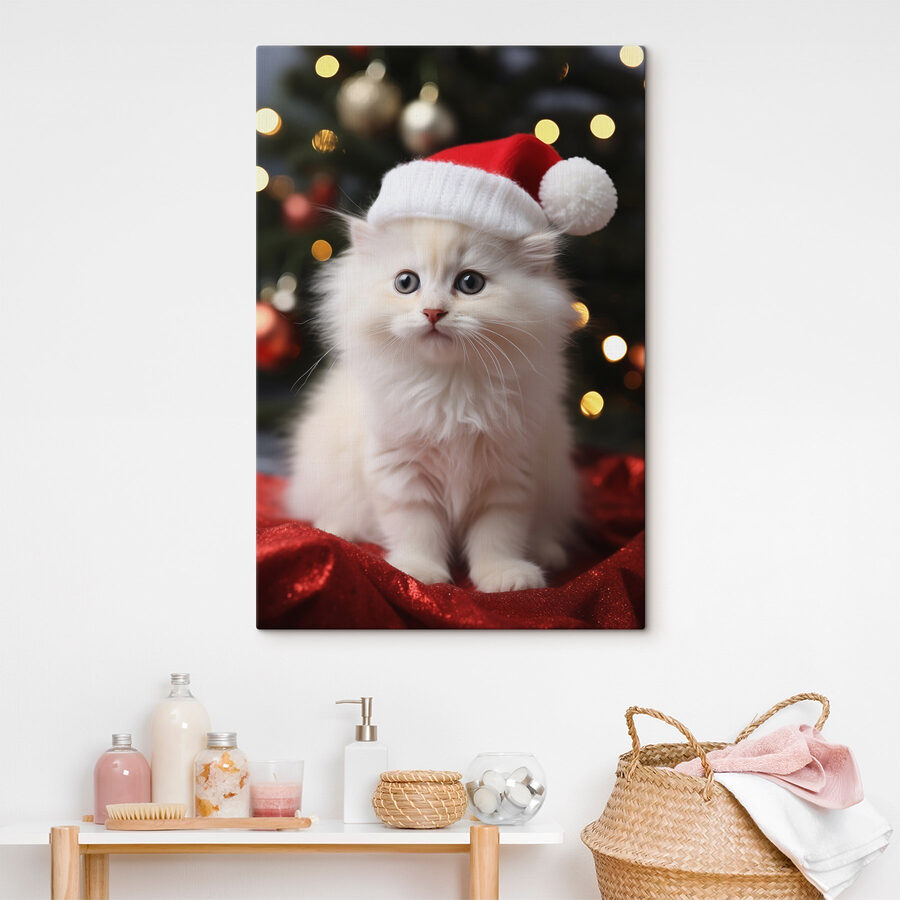 Chaton blanc portant un chapeau de Père Noël
