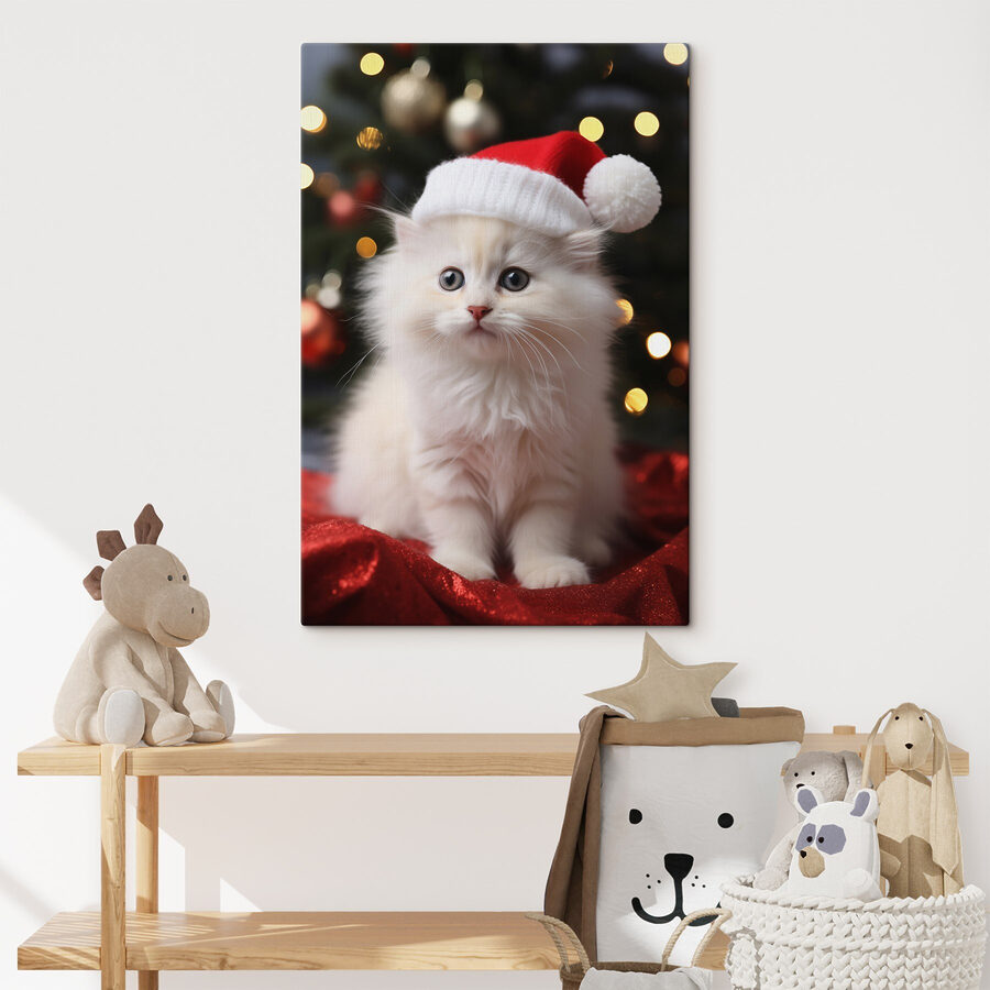 Chaton blanc portant un chapeau de Père Noël