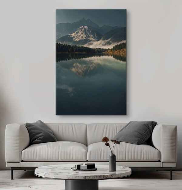 Lac avec arbres et montagnes en arrière-plan Lac avec arbres et montagnes en arrière-plan