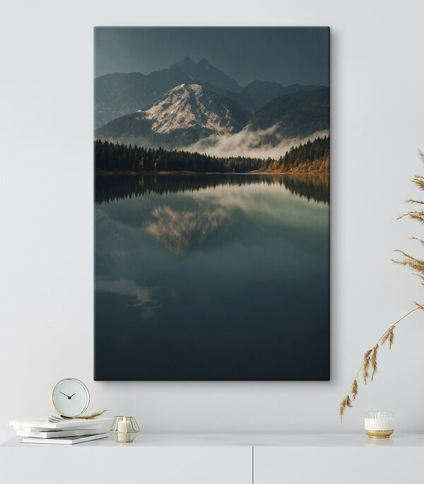 Lac avec arbres et montagnes en arrière-plan Lac avec arbres et montagnes en arrière-plan