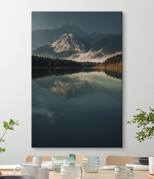 Lac avec arbres et montagnes en arrière-plan Lac avec arbres et montagnes en arrière-plan