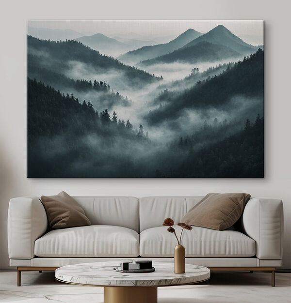 Chaîne de montagnes brumeuses avec des arbres Chaîne de montagnes brumeuses avec des arbres