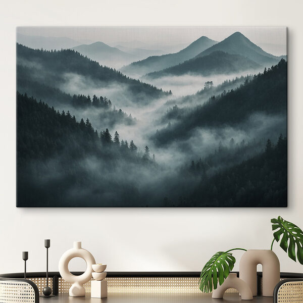 Chaîne de montagnes brumeuses avec des arbres Chaîne de montagnes brumeuses avec des arbres