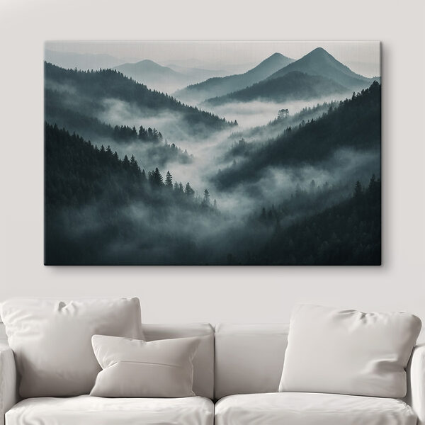 Chaîne de montagnes brumeuses avec des arbres Chaîne de montagnes brumeuses avec des arbres