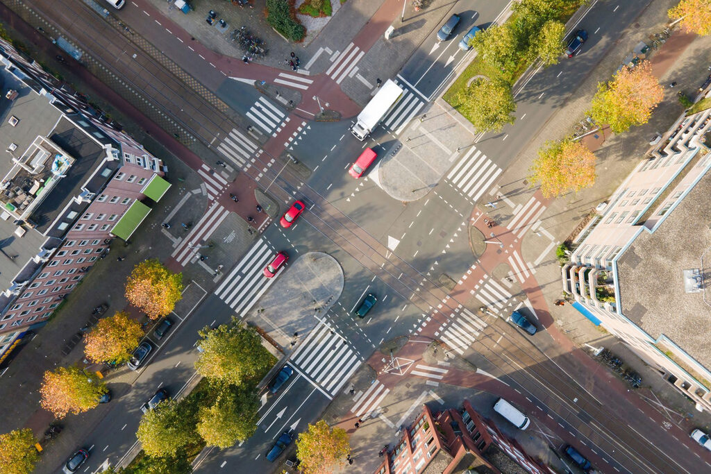 Vue aérienne d'une intersection de rues avec des voitures et des bâtiments Vue aérienne d'une intersection de rues avec des voitures et des bâtiments
