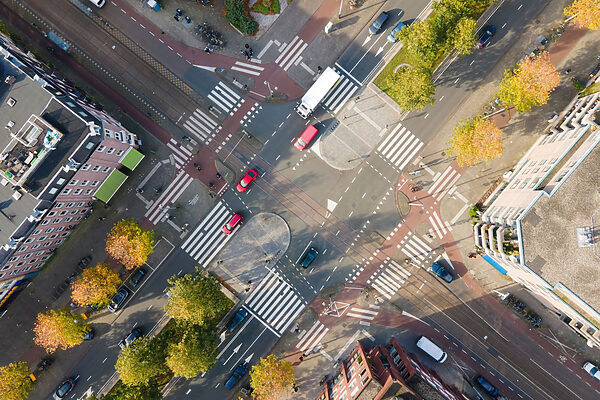 Vue aérienne d'une intersection de rues avec des voitures et des bâtiments Vue aérienne d'une intersection de rues avec des voitures et des bâtiments