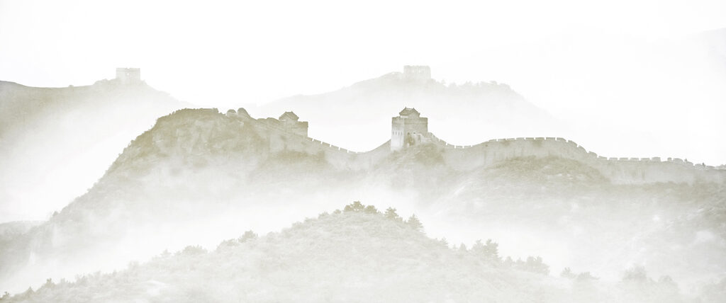Mur sur une colline avec brouillard Mur sur une colline avec brouillard
