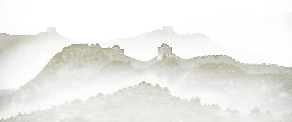 Mur sur une colline avec brouillard Mur sur une colline avec brouillard