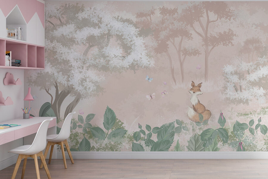 Renard et papillons dans une forêt