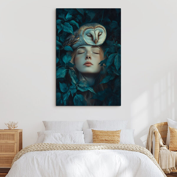 Femme avec un hibou sur la tête Femme avec un hibou sur la tête