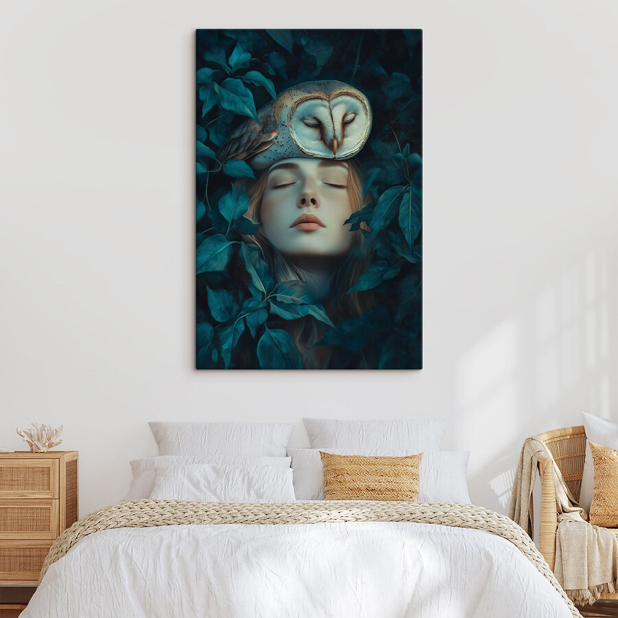 Femme avec un hibou sur la tête