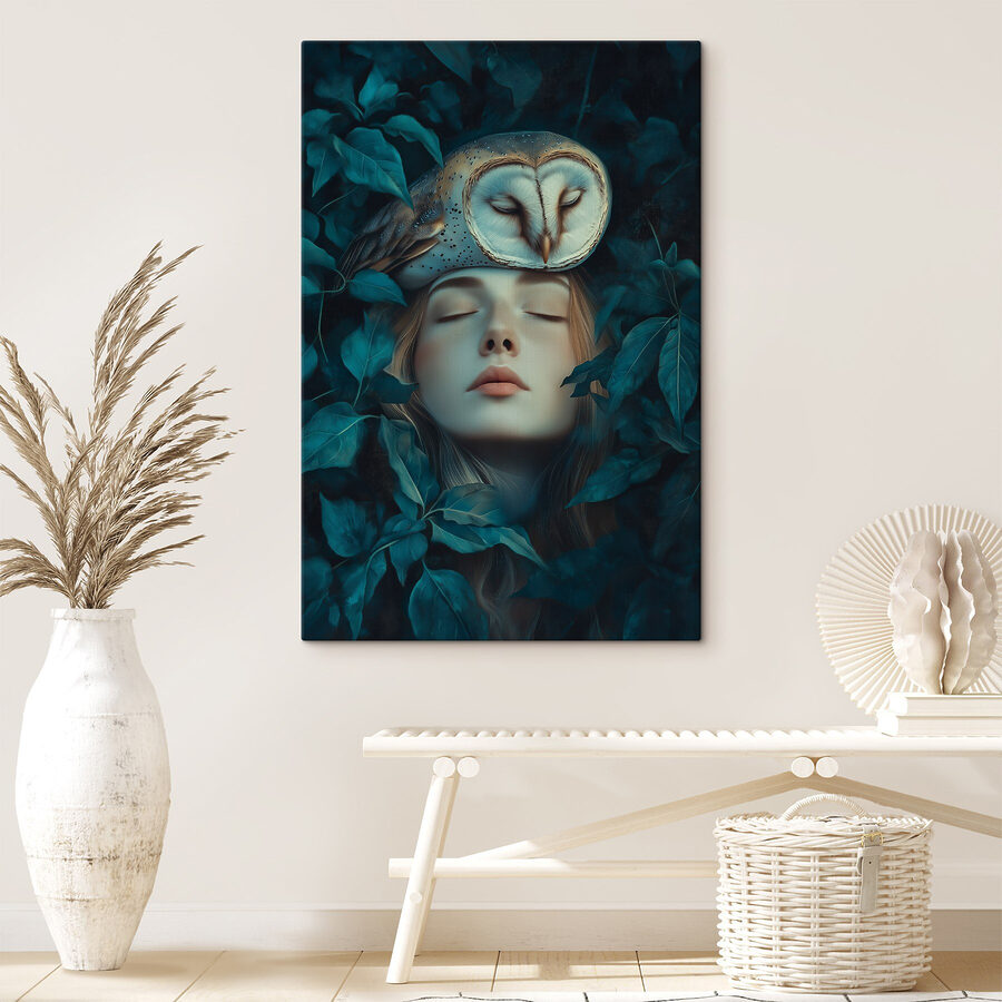 Femme avec un hibou sur la tête