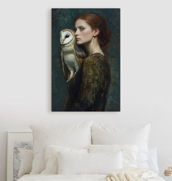 Femme tenant un hibou Femme tenant un hibou