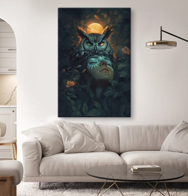 Femme avec un hibou sur la tête Femme avec un hibou sur la tête
