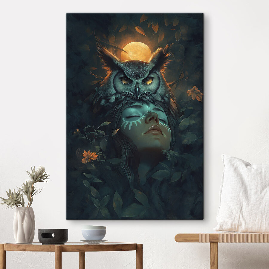 Femme avec un hibou sur la tête