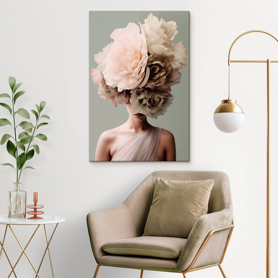 Femme avec des fleurs sur la tête