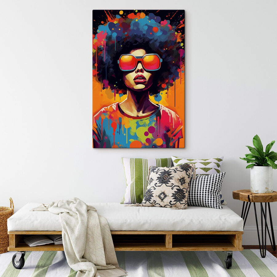 Femme avec une grande coupe afro portant des lunettes de soleil