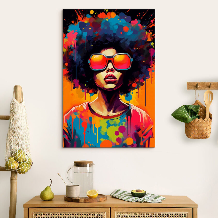 Femme avec une grande coupe afro portant des lunettes de soleil