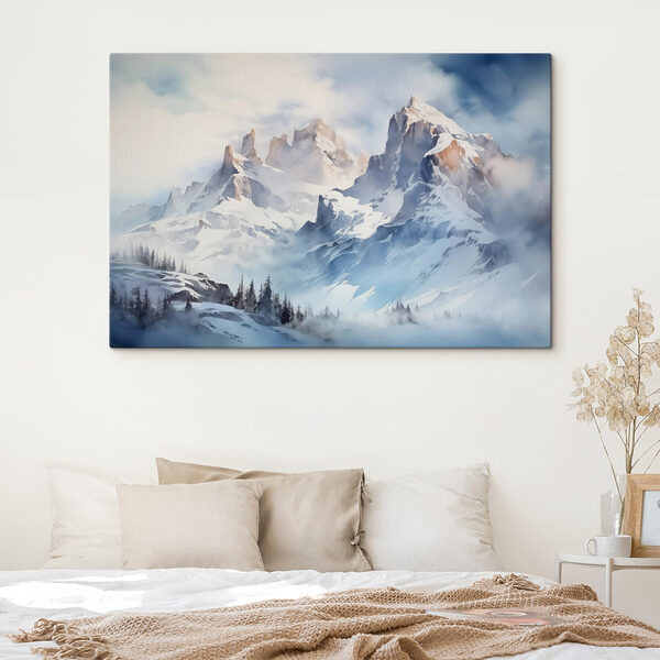 Chaîne de montagnes enneigées avec des arbres Chaîne de montagnes enneigées avec des arbres