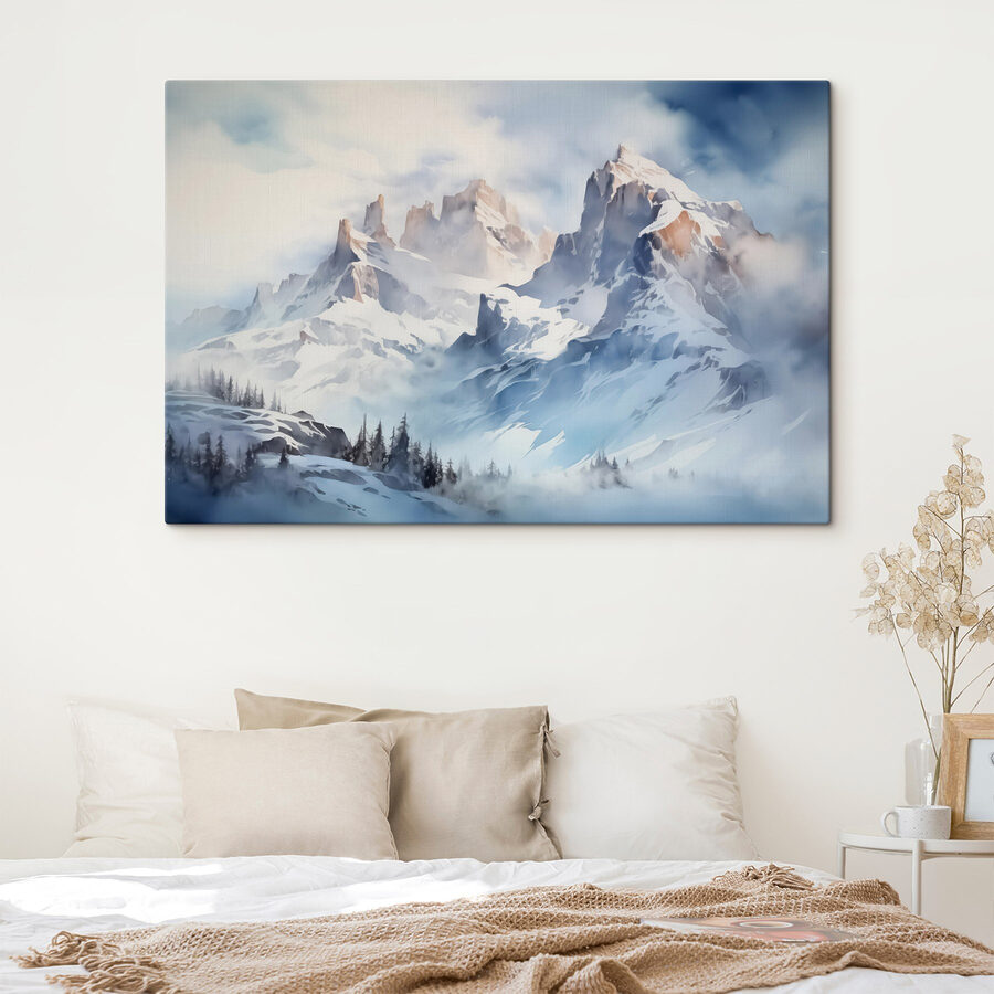 Chaîne de montagnes enneigées avec des arbres Chaîne de montagnes enneigées avec des arbres
