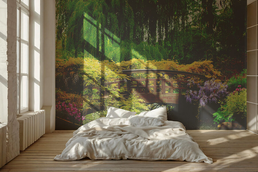 Pont sur l'eau avec des arbres et des plantes