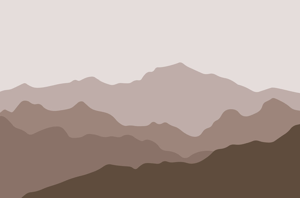 Chaîne de montagnes avec un ciel gris Chaîne de montagnes avec un ciel gris