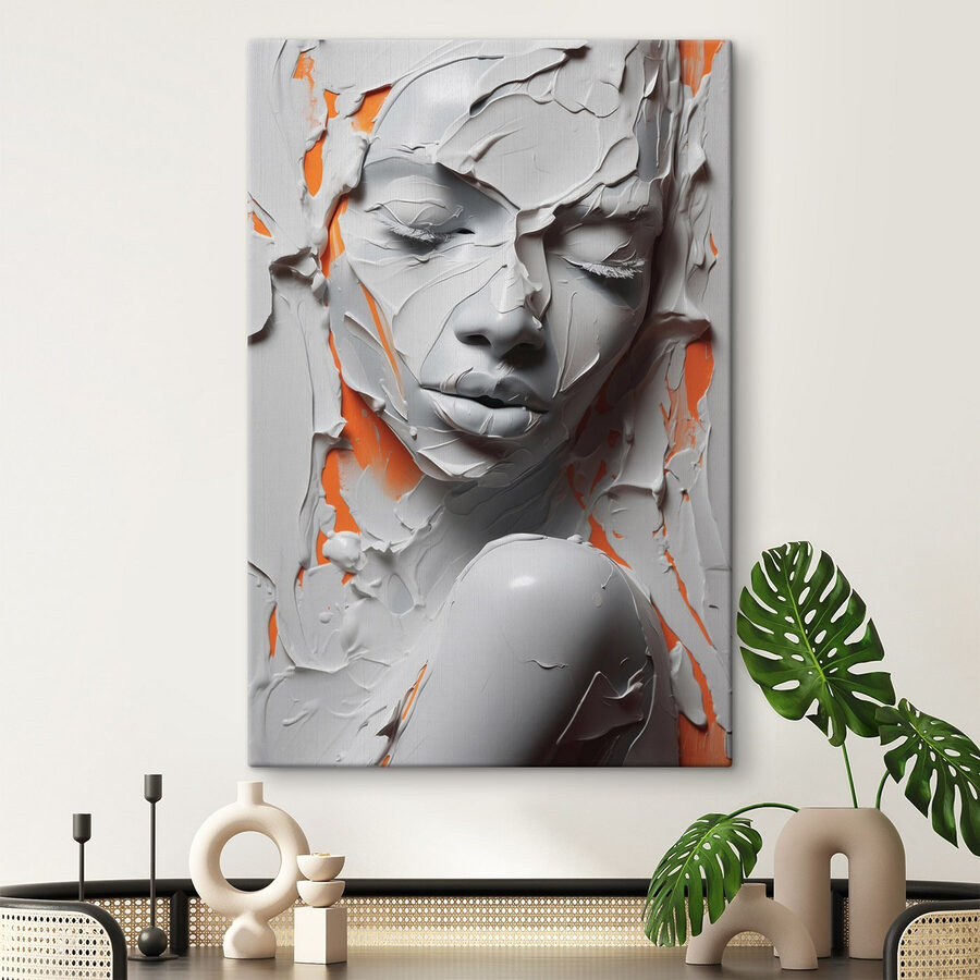 Le visage d'une femme recouvert de peinture blanche