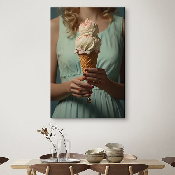 Femme tenant un cornet de glace Femme tenant un cornet de glace