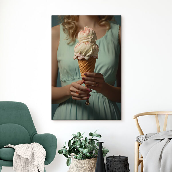 Femme tenant un cornet de glace Femme tenant un cornet de glace