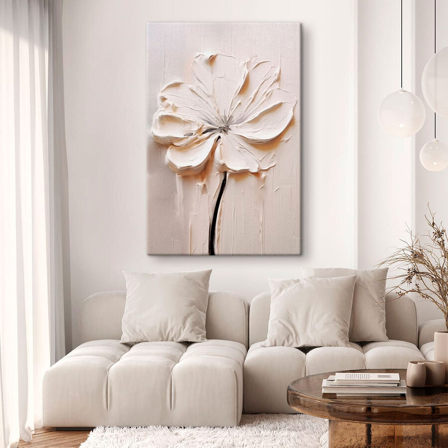 Fleur blanche sculptée sur une surface blanche