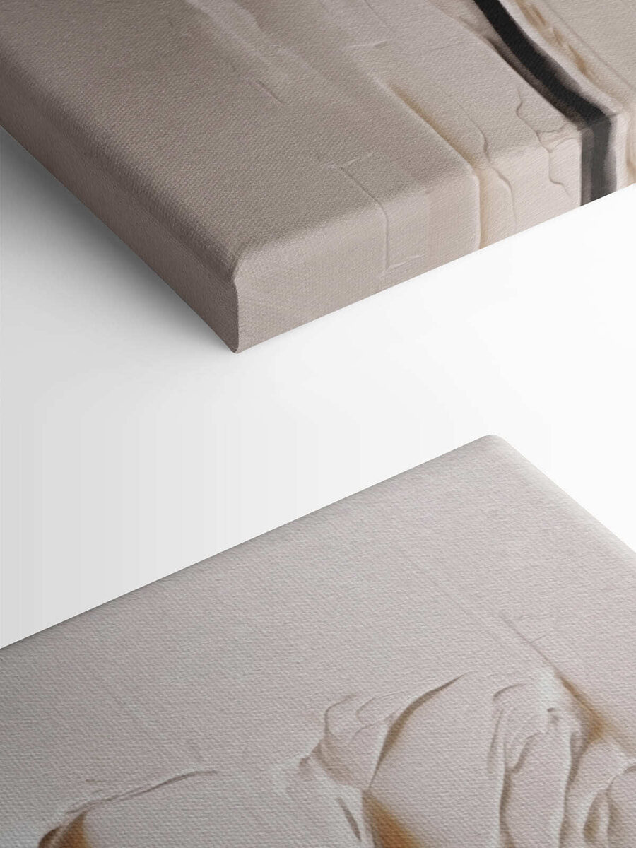 Fleur blanche sculptée sur une surface blanche