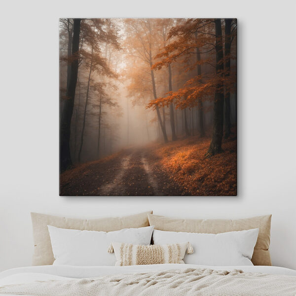 Forêt brumeuse avec arbres et feuilles Forêt brumeuse avec arbres et feuilles