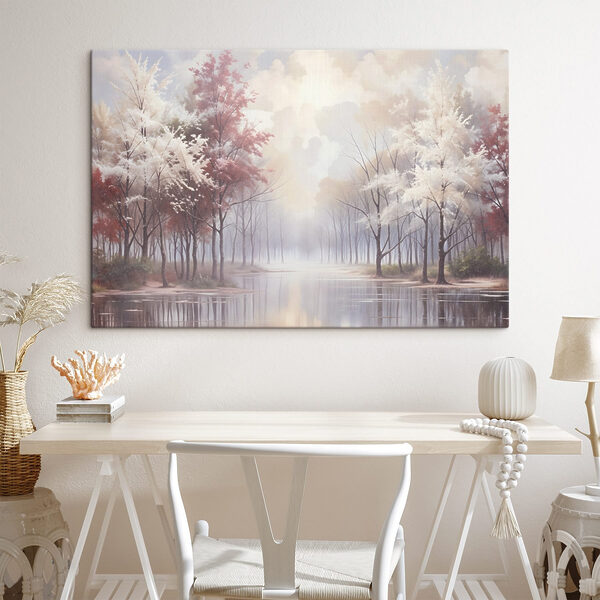 Plan d'eau avec des arbres et un ciel nuageux Plan d'eau avec des arbres et un ciel nuageux