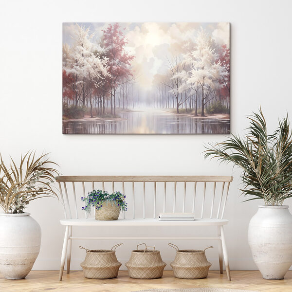 Plan d'eau avec des arbres et un ciel nuageux Plan d'eau avec des arbres et un ciel nuageux