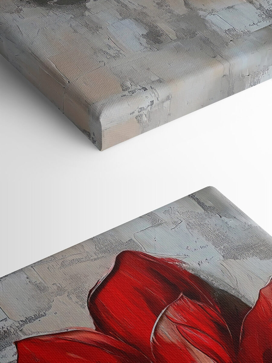 Fleur rouge sur une surface grise
