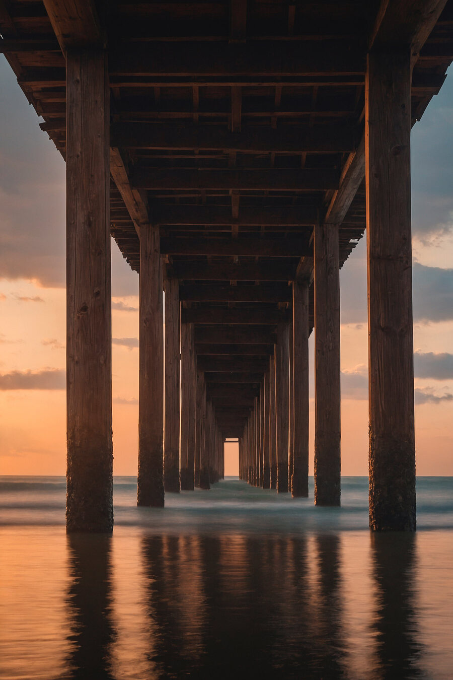 Pont en bois dans l'eau