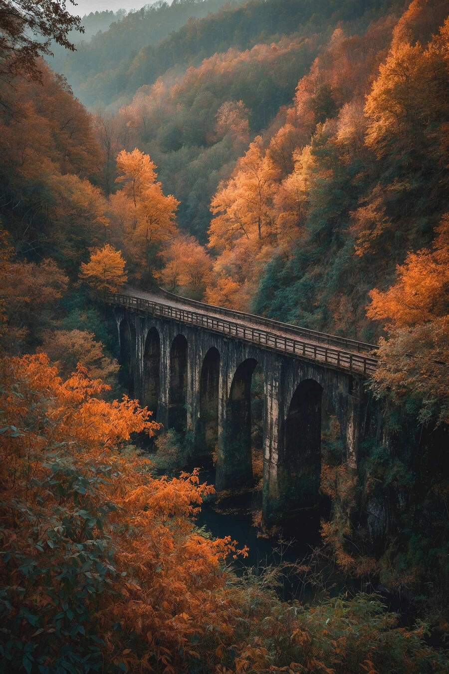 Pont au-dessus d'une rivière avec des arbres en arrière-plan Pont au-dessus d'une rivière avec des arbres en arrière-plan