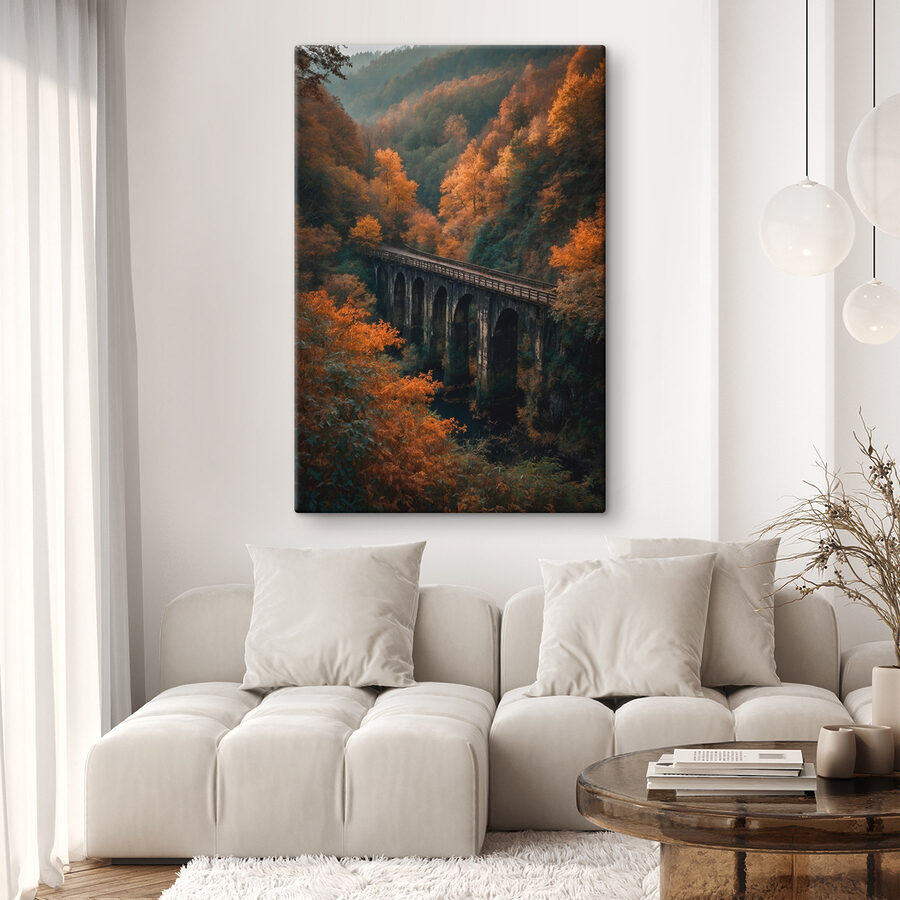 Pont au-dessus d'une rivière avec des arbres en arrière-plan Pont au-dessus d'une rivière avec des arbres en arrière-plan