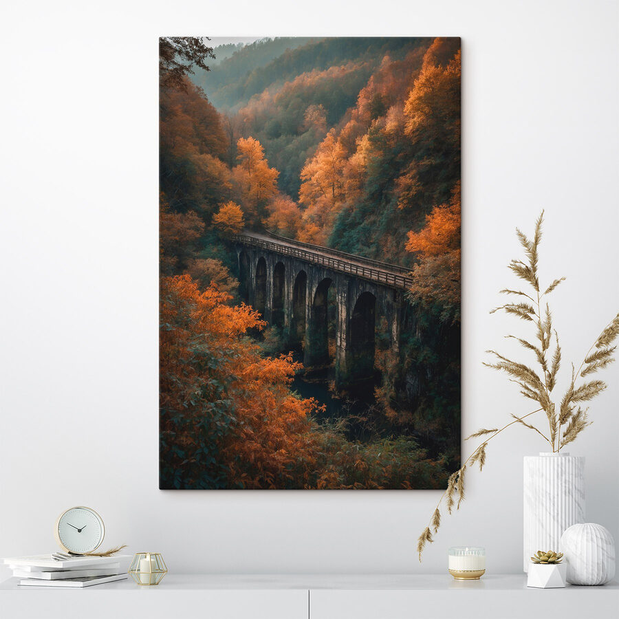 Pont au-dessus d'une rivière avec des arbres en arrière-plan Pont au-dessus d'une rivière avec des arbres en arrière-plan