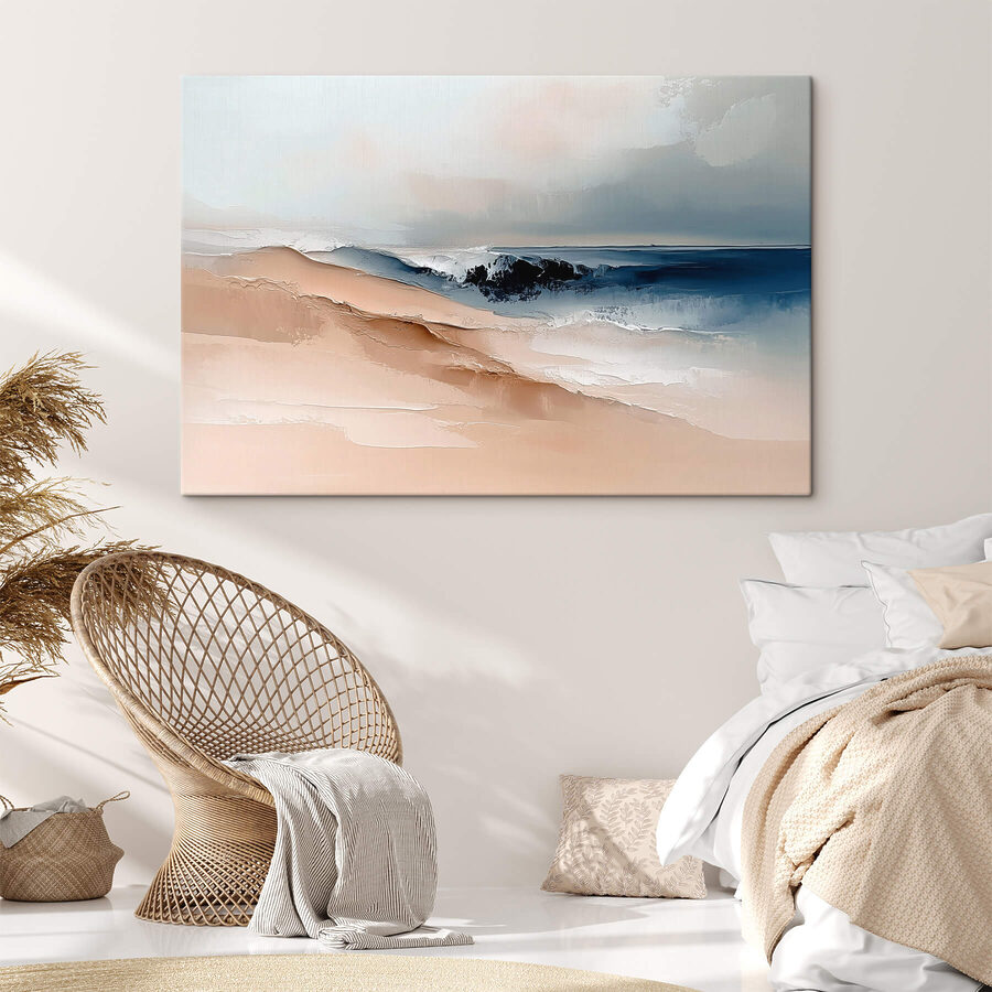 Dune de sable avec des vagues en arrière-plan