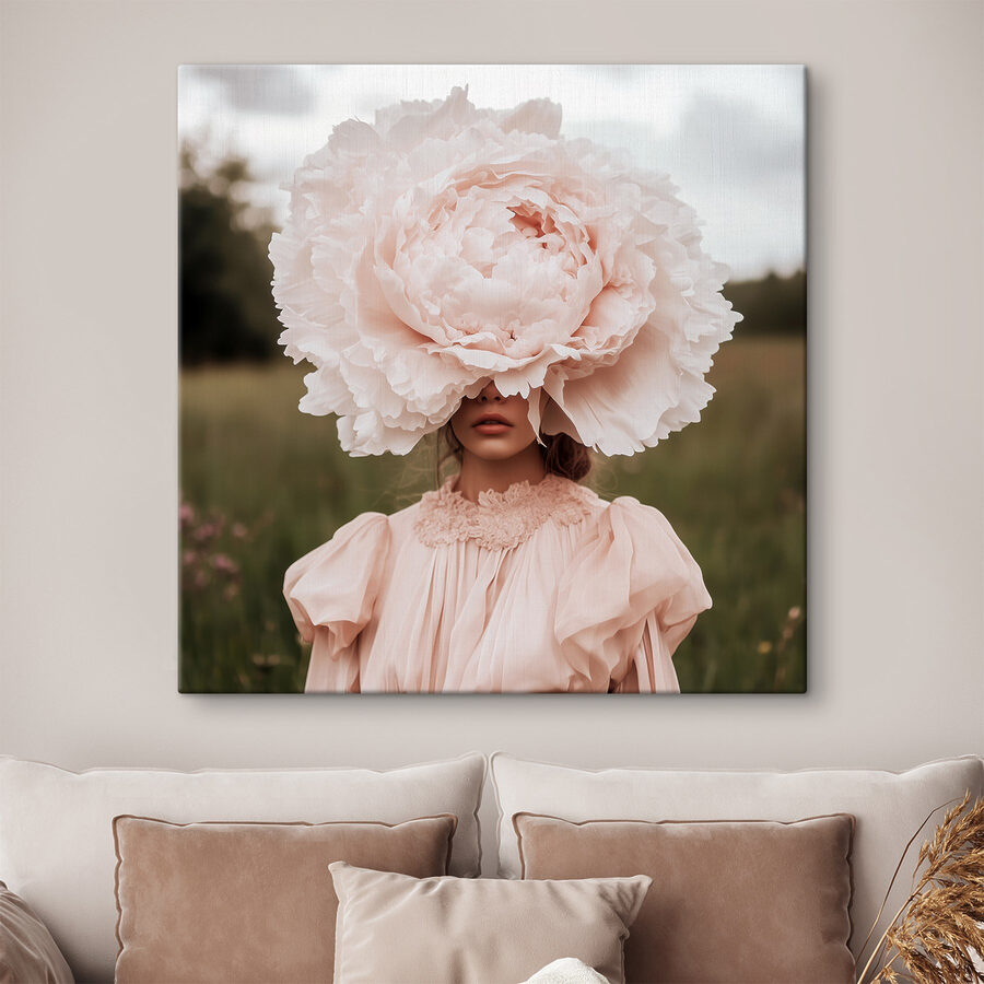 Femme en robe avec une grande fleur sur le visage