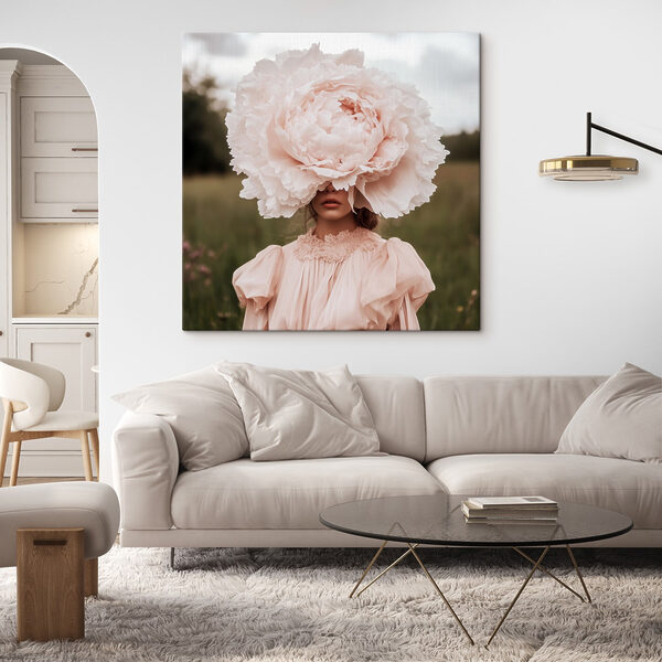 Femme en robe avec une grande fleur sur le visage Femme en robe avec une grande fleur sur le visage