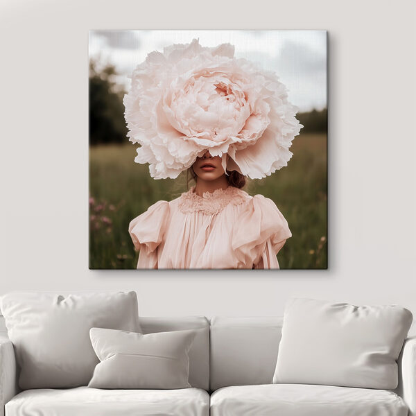 Femme en robe avec une grande fleur sur le visage Femme en robe avec une grande fleur sur le visage