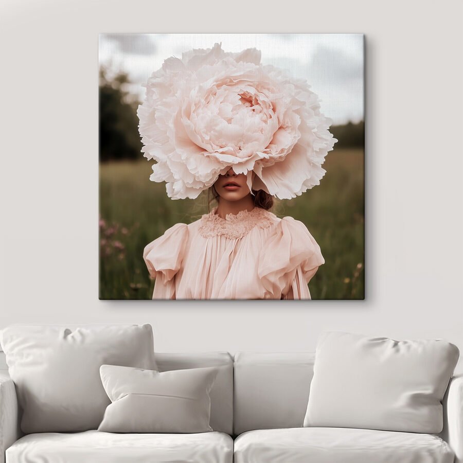 Femme en robe avec une grande fleur sur le visage