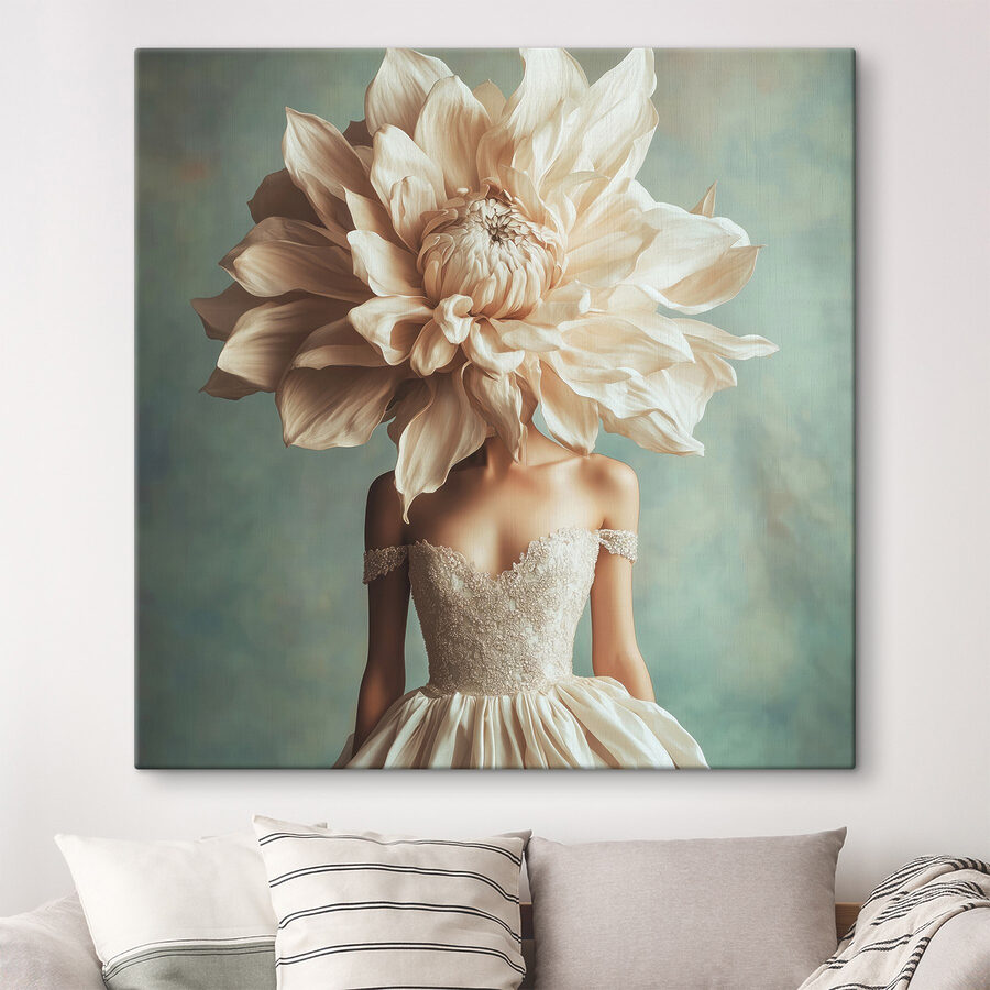 Femme portant une robe avec une grande fleur sur la tête