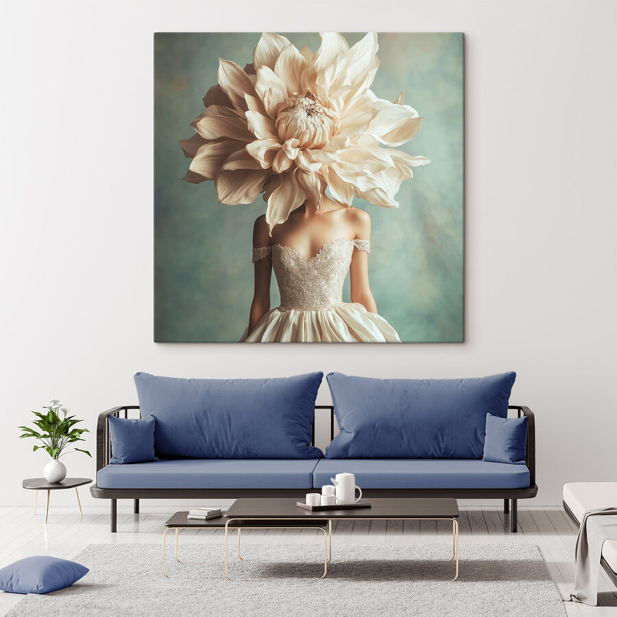 Femme portant une robe avec une grande fleur sur la tête
