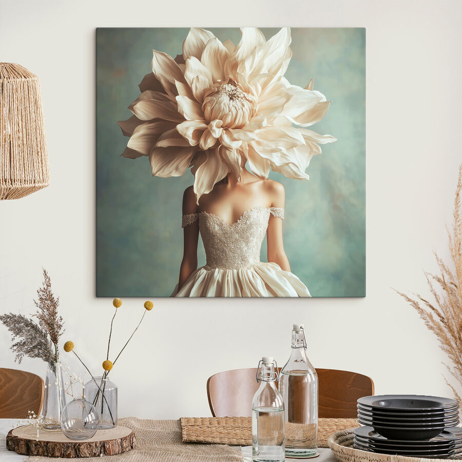 Femme portant une robe avec une grande fleur sur la tête