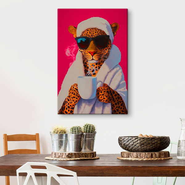 Peinture d'un léopard portant une robe et des lunettes de soleil et tenant une coupe Peinture d'un léopard portant une robe et des lunettes de soleil et tenant une coupe