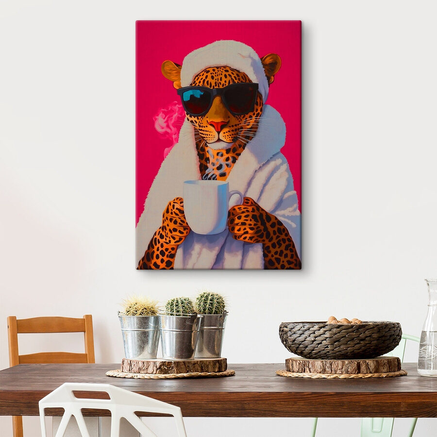 Peinture d'un léopard portant une robe et des lunettes de soleil et tenant une coupe
